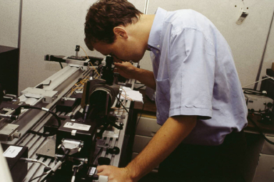 technicien / technicienne en optique de précision
